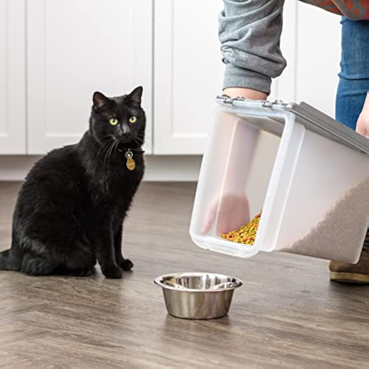 IRIS USA Airtight Pet Food Storage Container for Cats, Dogs, and Birds