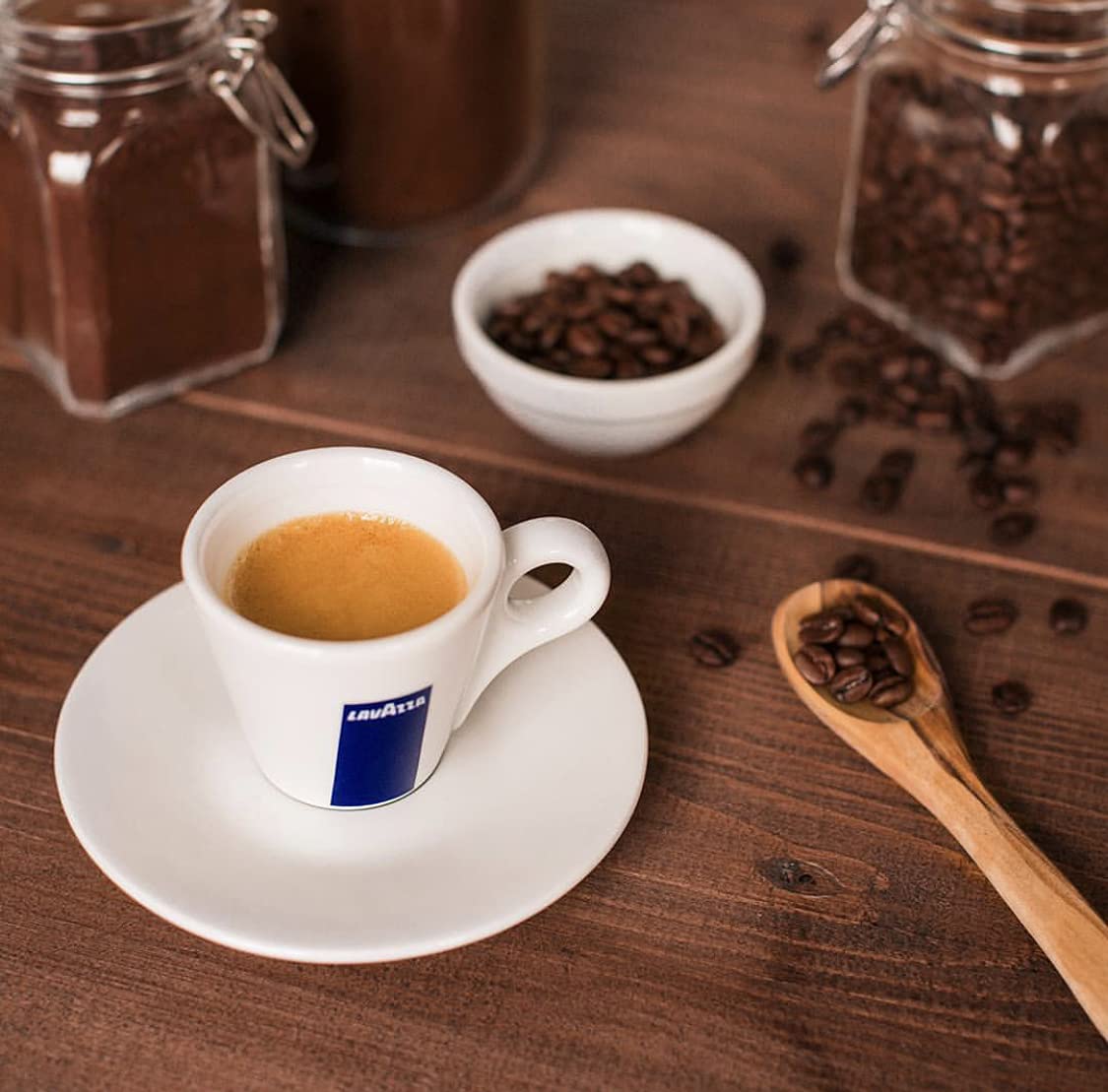 Lavazza Qualità Oro whole bean blend, medium roast, 2.2 pounds, 100% Arabica, Central America & African highland origins, fruity and aromatic