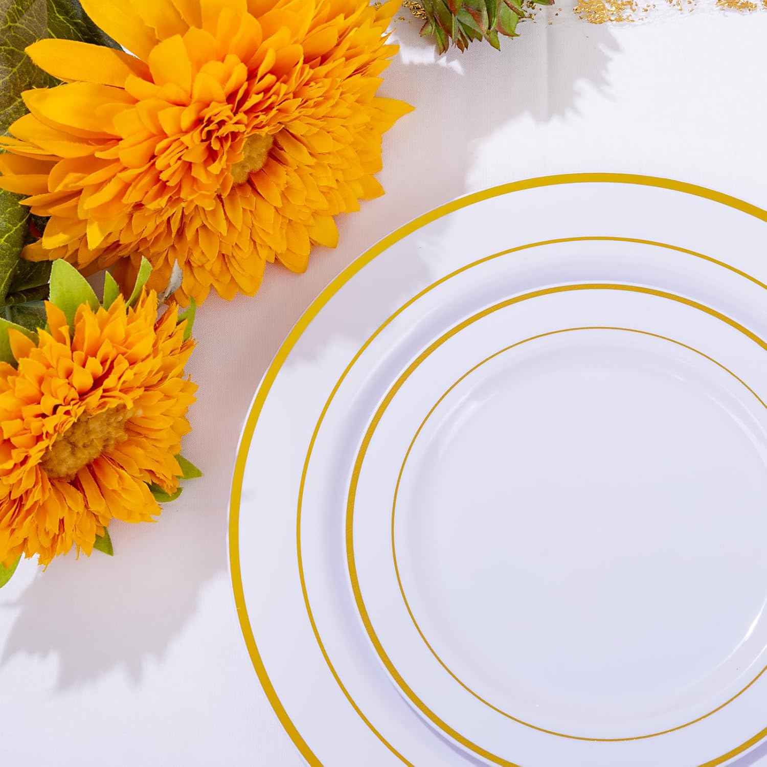 WELLIFE 700 Pieces Gold Plastic Dinnerware Set for 100 Guests - Includes Plates, Cups, Napkins, and Disposable Cutlery - Elegant White & Gold Design, Perfect for Parties and Events
